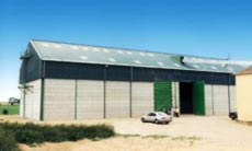 2 cases de 2500 tonnes reliées au bâtiment