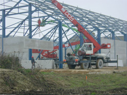 montage des dalles murs porteurs béton après montage de la charpente