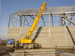 montage des dalles murs porteurs béton après montage de la charpente