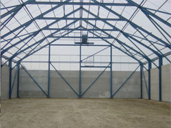 Vue d'un silo avant montage de la couverture et du bardage Vue d'un silo avant montage de la couverture et du bardage