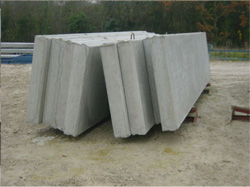 Dalles murs porteurs béton préfabriquées stockées sur chantier